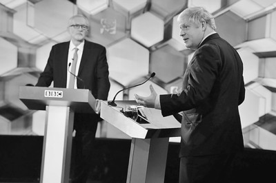 英国首相、保守党领导人鲍里斯·约翰逊（右）与工党领导人科尔宾参加电视辩论。